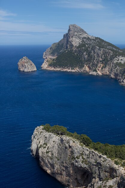 Blick von den Bergen auf das Meer und die Felsen auf Palma de Mallorca