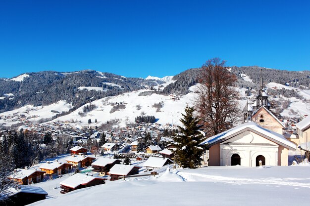 Blick von oben auf das Bergdorf Megeve in den französischen Alpen