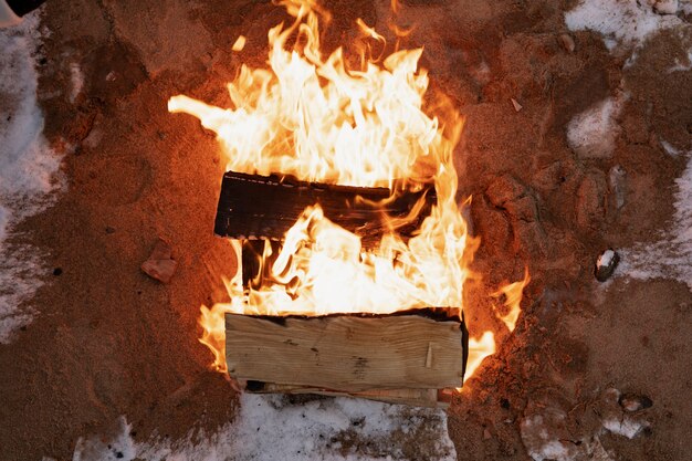 Blick von oben auf das Lagerfeuer, das im Winter brennt