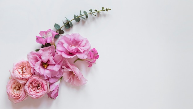 Blick von oben auf das wunderschöne Blumenarrangement