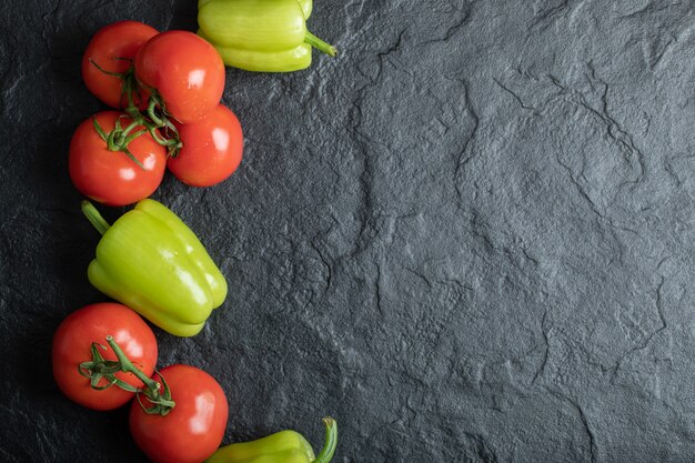 Blick von oben auf den Haufen frisches Gemüse. Tomaten und Paprika].