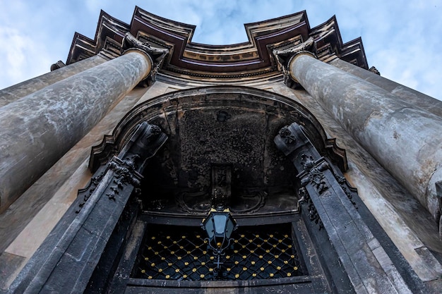 Kostenloses Foto blick von unten auf die alte kathedrale teil eines architektonischen gebäudes