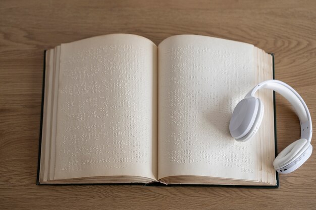 Blinde Menschen, die Braille-Buch und Kopfhörer lesen