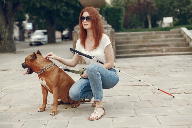 Blindenhund hilft blinden Frau im Park