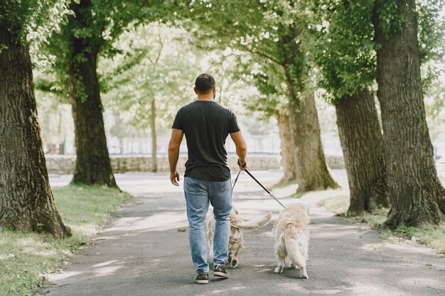 Blindenhund hilft Blinden in der Stadt. Hübscher Blinder ruhen sich mit Golden Retriever in der Stadt aus.