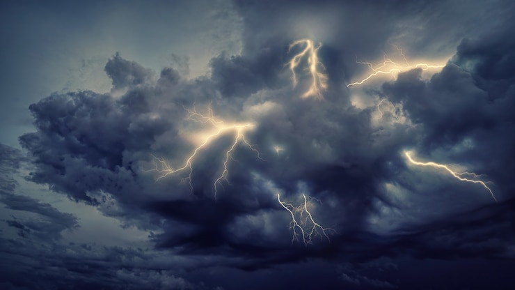 Kostenlose Foto blitzschlag auf bewölkten himmel während der nachtzeit