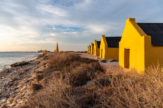 Block der historischen roten Sklavenhütten in Bonaire, Karibik