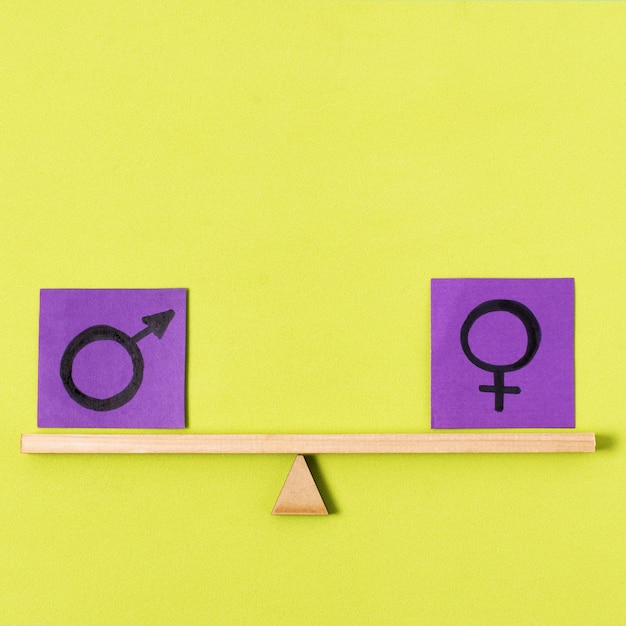 Kostenloses Foto blöcke mit geschlechtssymbolen auf wippe
