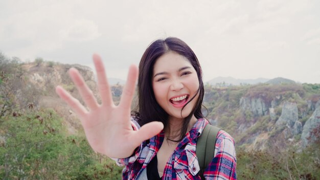Blogger-Asiatische Wandererfrauenaufzeichnung vlog Video auf Berg