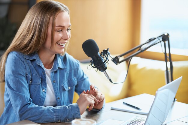 Blogger, der online mit Followern auf dem Laptop kommuniziert