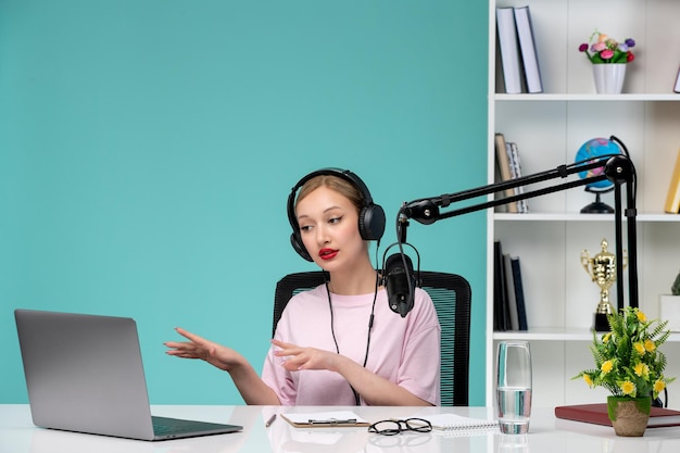 Blogger-Journalistin, hübsches, süßes blondes Mädchen, das Video auf dem Computer aufzeichnet, erklärt