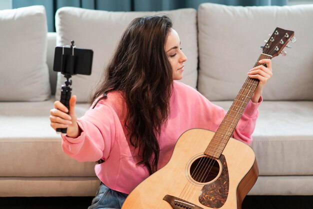 Blogger nimmt mit Smartphone ihre Gitarre auf
