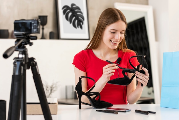 Blogger präsentiert High Heels vor der Kamera