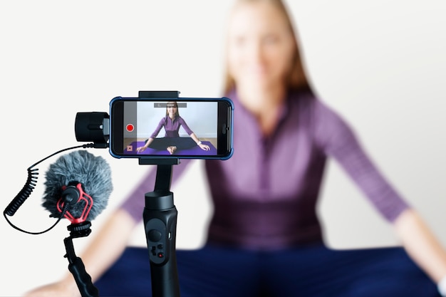 Bloggerin streamt Online-Yoga-Kurs