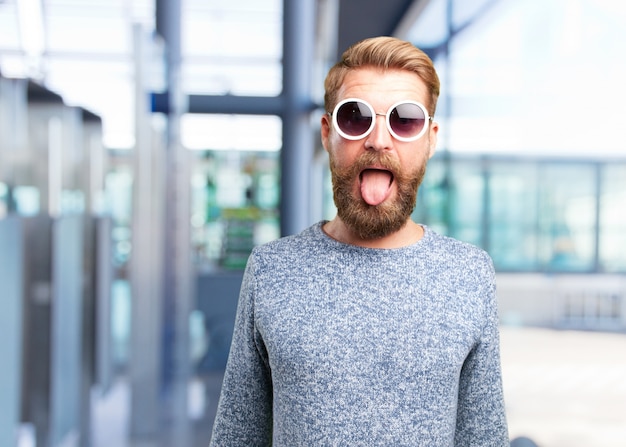 Kostenloses Foto blond hipster mann. glücklichen ausdruck