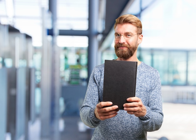 Kostenloses Foto blond hipster mann. glücklichen ausdruck