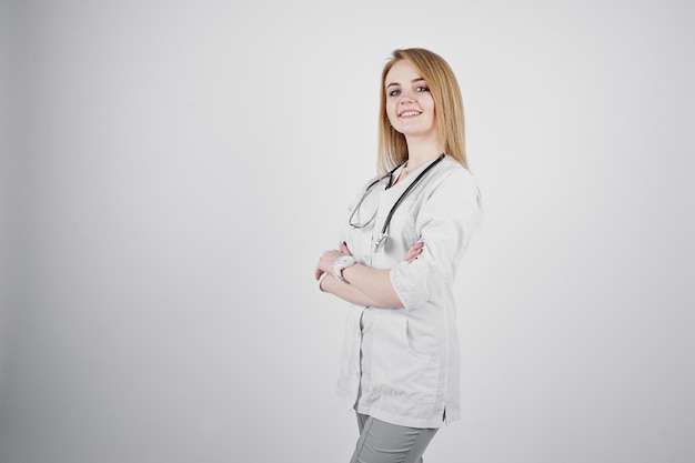 Blonde Arztkrankenschwester mit Stethoskop isoliert auf weißem Hintergrund