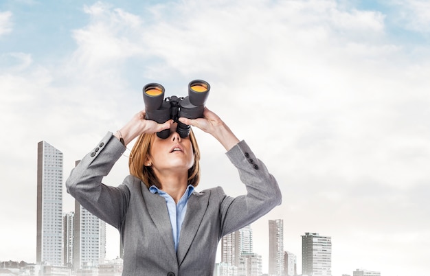 Blonde Executive sucht mit dem Fernglas