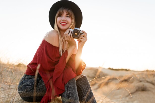 Blonde Fotografin im Boho-Outfit