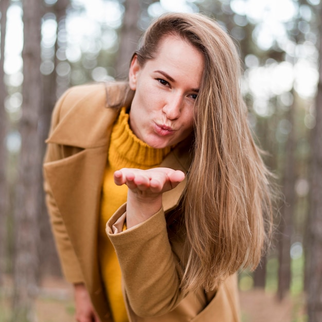 Kostenloses Foto blonde frau bläst einen kuss