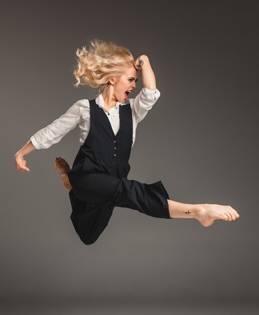 Blonde Frau der Schönheit im Ballettsprung