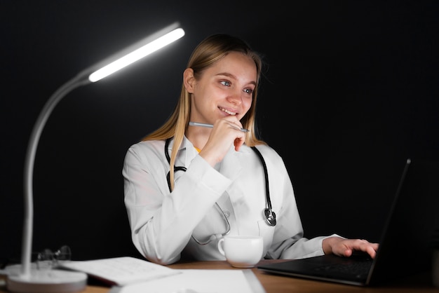 Blonde Frau, die am Laptop arbeitet