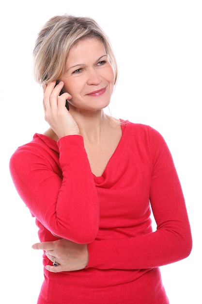 Blonde Frau, die am Telefon spricht