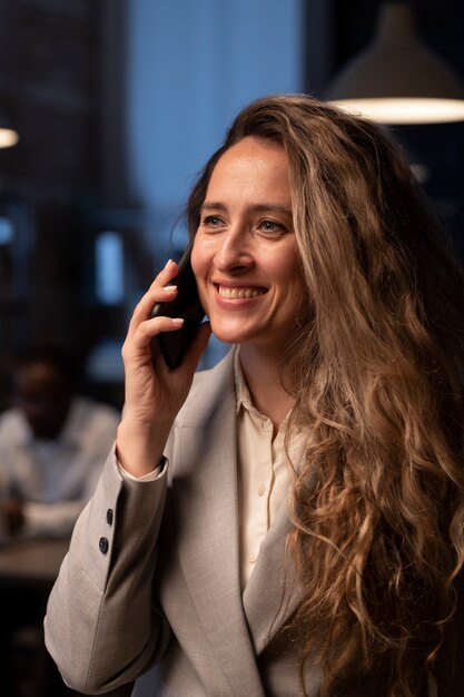 Blonde Frau, die am Telefon spricht