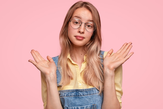 Kostenloses Foto blonde frau, die jeansoveralls trägt