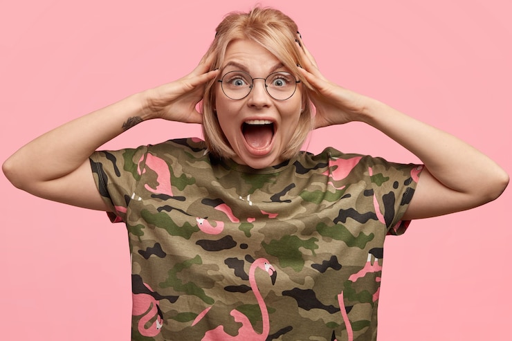Kostenlose Foto blonde frau, die tarn-t-shirt trägt