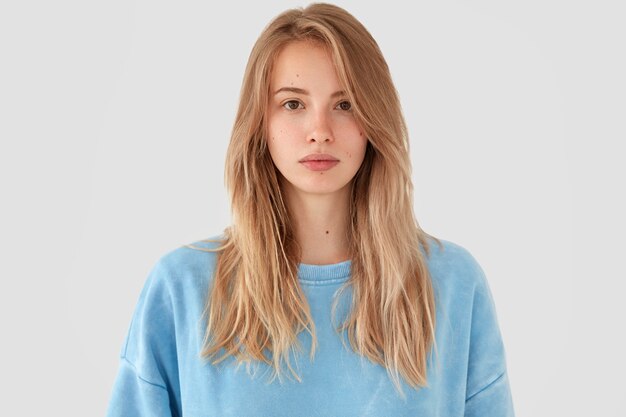 Blonde Frau in der blauen Hemdaufstellung