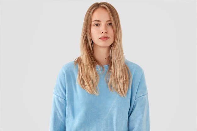 Blonde Frau in der blauen Hemdaufstellung