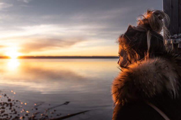 Blonde Frau mit Blick auf das Meer