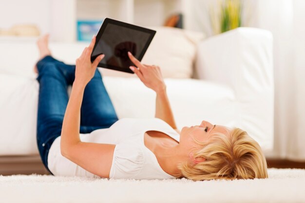 Blonde Frau mit digitaler Tablette