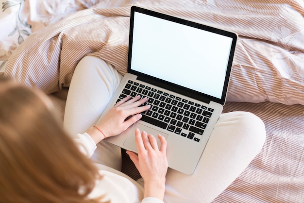 Blonde Frau mit ihrem Laptop