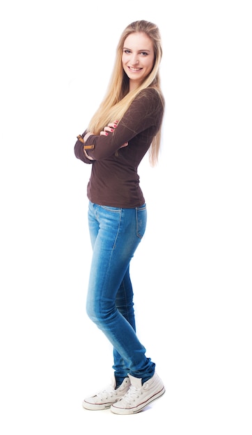 Blonde Frau mit Jeans und gekreuzten Armen