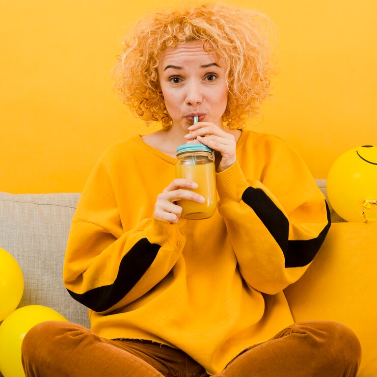 Kostenlose Foto blonde frau trinkt einen smoothie