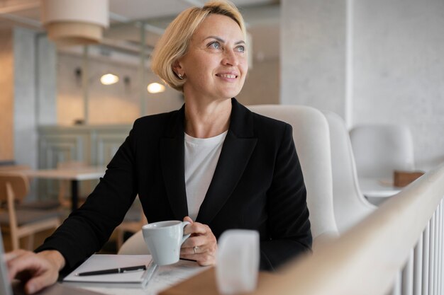 Blonde Geschäftsfrau arbeitet