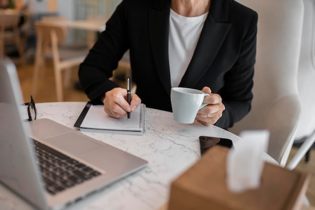 Blonde Geschäftsfrau arbeitet