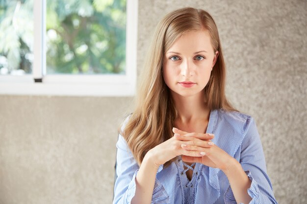 blonde Geschäftsfrau, die am Schreibtisch arbeitet