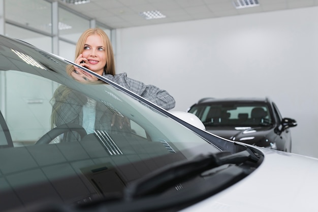 Blonde geschäftsfrau, die am telefon spricht