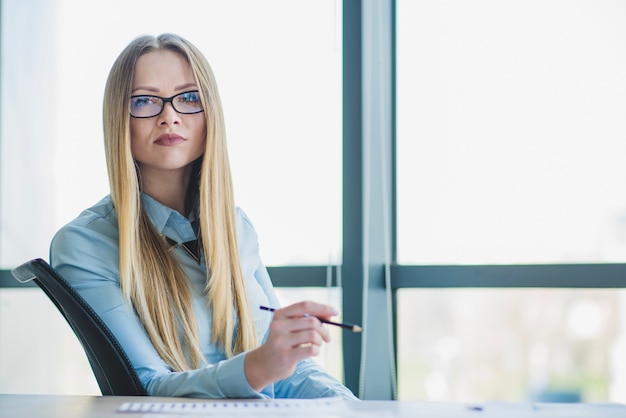 Blonde Geschäftsfrau mit Brille