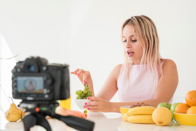 Kostenloses Foto blonde influencer aufnahme von nahrungsmitteln