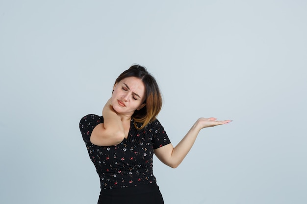 Blonde junge Dame im Kleid gestikuliert isoliert