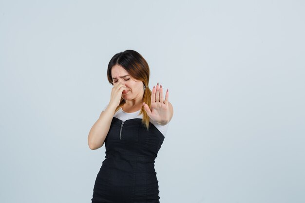 Blonde junge dame im kleid gestikuliert isoliert