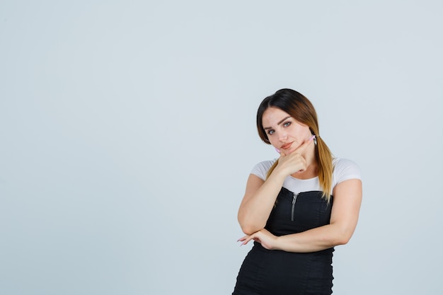 Blonde junge Dame im Kleid gestikuliert isoliert