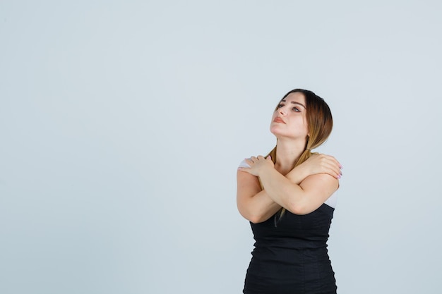 Blonde junge Dame im Kleid gestikuliert isoliert