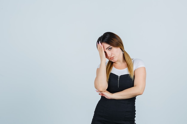 Blonde junge Dame im Kleid gestikuliert isoliert