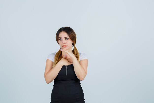 Blonde junge Dame im Kleid gestikuliert isoliert