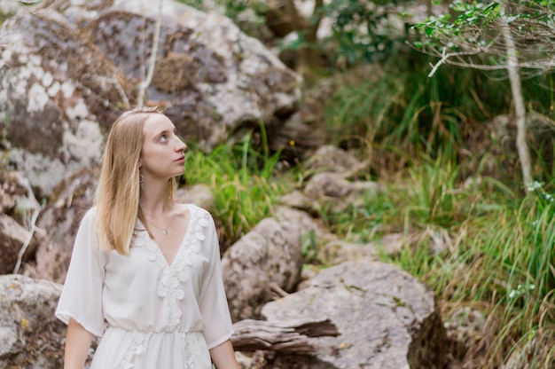 Kostenloses Foto blonde mädchen, das oben im freien